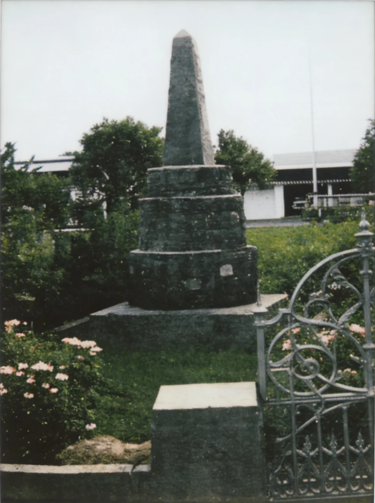 Voor die landdroskantoor staan die Monument wat die 1938 Trek herdenk